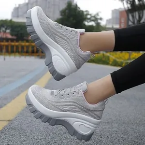 Sneaker platform da donna in mesh grigio con suola spessa e motivo a cuore per il tempo libero