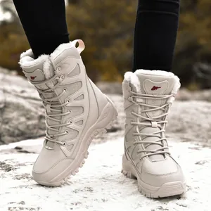 Beige hoge outdoor sneeuwlaarzen met warme voering van imitatiebont en dikke antislipzolen