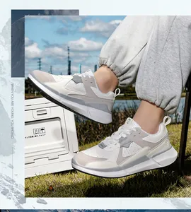 Nahaufnahme der klobigen Herren-Sportschuhe mit grau-weiß geschichteten Mesh-Einsätzen