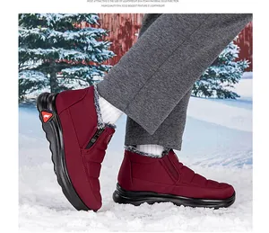 Détail d'une botte de neige chaude en tissu matelassé et doublure en fausse fourrure rouge