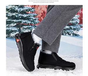 Bottes d'hiver homme avec doublure chaude et fermeture éclair marchant dans la neige