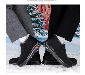 Détail d'une botte d'hiver noire avec doublure en polaire grise épaisse et fermeture éclair