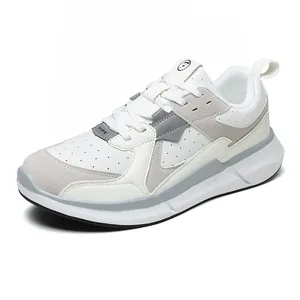 Sneakers classiche da uomo bianche e grigie con suola spessa e punta traspirante
