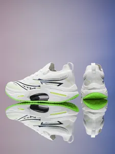 Detalle de zapatillas con entresuela hueca y suelas de goma verde neón muy vibrantes