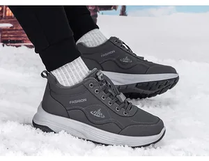 Détail de baskets d'hiver grises avec doublure polaire chaude et semelles résistantes