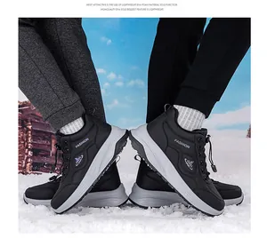 Détail de la semelle EVA légère et des lacets à cordon sur des bottes d'hiver noires