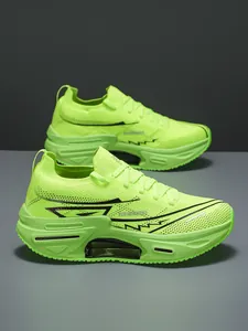 Detalle de zapatilla running verde neón con diseño retro y amortiguación de aire visible