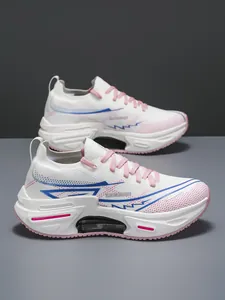 Detalle de zapatillas de deporte con logo retro y suela gruesa amortiguadora