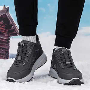 Chaussures de sport d'hiver gris foncé avec doublure polaire sur fond de neige pour adultes