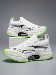Primer plano de zapatillas blancas ligeras con suela de amortiguación verde neón