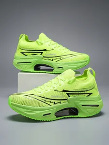 Detalle de zapatillas de running verde neón con malla transpirable y suela hueca