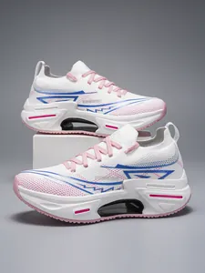 Detalle macro de la malla transpirable y los cordones rosa en el calzado deportivo de running