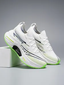 Detalle de zapatillas blancas de running con malla transpirable y suelas en verde neón
