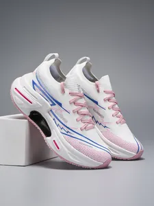 Detalle de zapatillas de malla transpirable con suelas amortiguadoras y cordones rosas