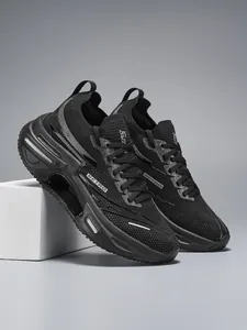 Vista detallada de zapatillas negras transpirables con suelas de amortiguación hueca