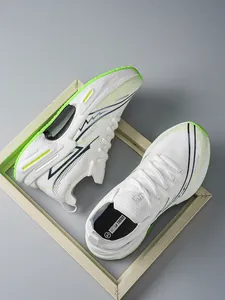 Detalle de zapatillas de running en malla blanca con amortiguación hueca y verde neón