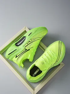 Vista superior de zapatillas de correr de malla verde neón con plantilla Retro Trend