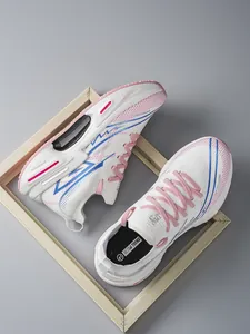 Vista superior de zapatillas retro con rayas azul-rosa y detalle de la talla 41