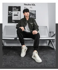 Baskets mi-hautes classiques pour hommes portées avec un blouson bomber et un jogging