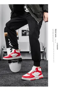 Vue détaillée des baskets montantes pour hommes rouge et blanc avec texture en cuir premium