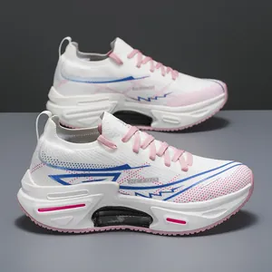 Zapatillas de running blancas de malla para mujer con cordones rosas y diseño retro