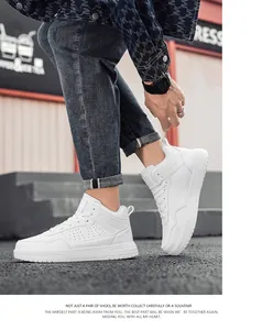 Vue latérale détaillée des baskets montantes blanches en cuir perforé respirant
