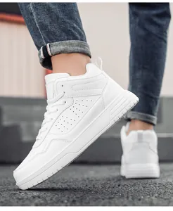 Détail de baskets montantes blanches montrant des perforations et une semelle épaisse