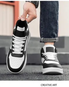 Gros plan de baskets montantes noir et blanc pour hommes avec bout perforé respirant