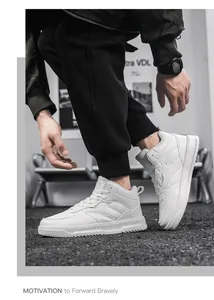 Détail de baskets mi-hautes blanches avec cuir multicouche et semelles antidérapantes