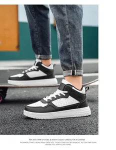 Vue latérale de baskets montantes noires et blanches avec panneaux latéraux perforés