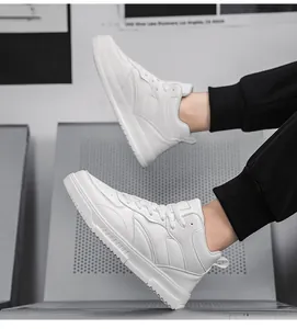 Vue latérale de baskets montantes blanches avec coutures profilées et semelle en caoutchouc