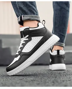 Détail de baskets montantes pour hommes avec trous d'aération et semelles blanches épaisses