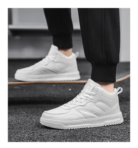 Détail de baskets montantes en cuir synthétique blanc avec semelles en caoutchouc