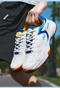 Dettaglio ravvicinato delle scarpe da tennis bianche leggere con accenti blu e gialli