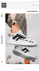 Detail van witte mesh sneakers met ademende stof en dikke golvende EVA-schuimzool