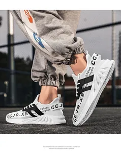 Gedetailleerde weergave van het ademende witte mesh en zwarte steunstrips op de sneakers