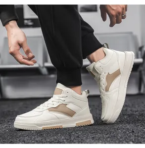 Détail des baskets montantes élégantes avec panneaux beige et kaki pour hommes