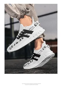 Detail van lichte ademende mesh sneakers met zwarte strepen en een dikke EVA-zool