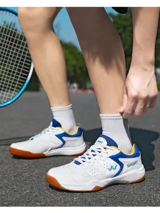 Dettaglio di scarpe sportive con mesh traspirante e suola in gomma antiscivolo