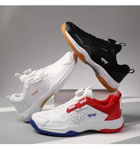 Detailopname van tennis schoenen met het draaiknopsysteem en ademend mesh materiaal