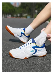 Vista laterale di scarpe da ginnastica traspiranti bianche con accenti blu e gialli