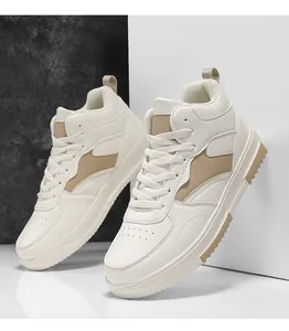 Détail de baskets montantes avec empiècements en cuir beige et kaki et orteils respirants