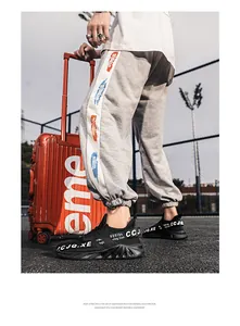 Macro-opname van ademende mesh heren hardloopsneakers met dikke schokbestendige EVA-zolen