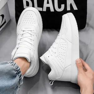 Baskets décontractées blanches pour hommes en cuir respirant avec semelle épaisse en gomme