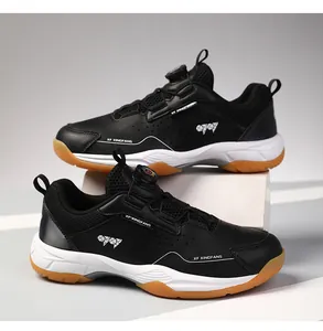 Detail van zwarte indoorschoen met antislip rubberen zool en handig BOA-draaisluitsysteem
