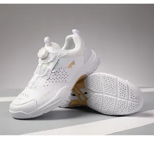 Detail van witte tennisschoenen met BOA-draaisluiting en honingraat antislip rubberen zool