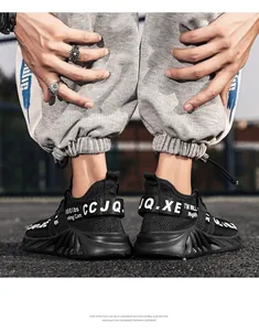 Detail van de lichte EVA-zool en mesh-stof op zwarte streetwear-sneakers