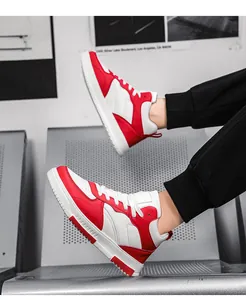 Vue détaillée de profil des baskets montantes en cuir rouge et blanc sur un mannequin