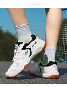 Foto d'azione di sneaker bianche traspiranti con suole in gomma antiscivolo per sport