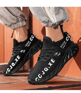 Detail van lichte ademende mesh sneakers met dikke dempende zool en streetstyle tekstontwerp